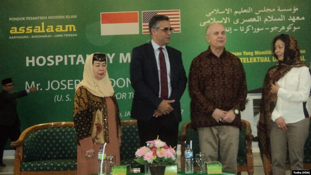 Dubes AS Joseph R Donovan (tengah-baju batik) di pondok pesantren As Salam Sukoharjo (Foto: VOA/Yudha)