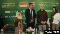 Dubes AS Joseph R Donovan (tengah-baju batik) di pondok pesantren As Salam Sukoharjo (Foto: VOA/Yudha)