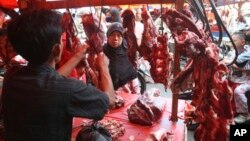 Seorang ibu membeli daging sapi di Jakarta (foto: dok). Menurut pengamat, harga daging sapi di Indonesia menjadi yang termahal sejak berlakunya pengurangan kuota impor daging sapi. 