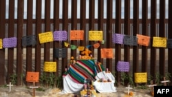 ARCHIVO - Vista de un altar colocado en el muro fronterizo entre México y Estados Unidos por miembros de la Coalición Pro Migrantes durante las celebraciones del Día de Muertos en Tijuana, estado de Baja California, México, el 2 de noviembre de 2024.
