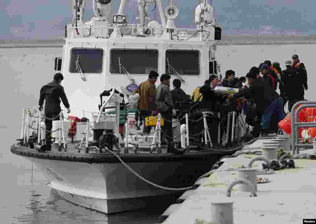 Các thợ lặn trở về sau cuộc tìm kiếm bên trong chiếc phà Sewol, ngày 19/4/2014.