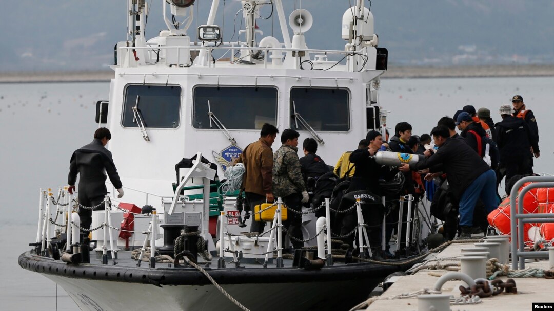 Para penyelam kembali dari pencarian korban feri "Sewol" Korea Selatan yang tenggelam di Jindo (19/4).