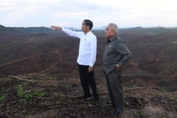 Presiden Joko Widodo dan Gubernur Kaltim Isran Noor saat berkunjung ke sebuah kawasan yang rencananya akan menjadi lokasi ibu kota baru, di Kecamatan Sepaku, Kabupaten Penajam Paser Utara, Kalimantan Timur. (Foto: Reuters)