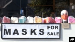 Sebuah toko masker di Muizenberg, Cape Town, Afrika Selatan, 16 Juni 2020. (AP Photo/Nardus Engelbrecht)