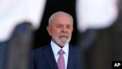 El presidente brasileño, Luiz Inácio Lula da Silva, captado mientras esperaba la llegada del presidente de Benin, Patrice Talon, al palacio presidencial de Planalto en Brasilia, Brasil, el 23 de mayo de 2024.