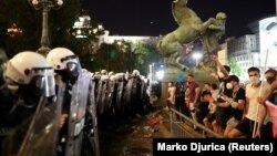 Policija i nasilni demonstranti ispred Skupštine Srbije 