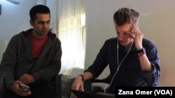 یواکیم مێدن له‌گه‌ڵ مه‌سعود محه‌مه‌د ئه‌ندامی ڕێبه‌رایه‌تی ڕاگه‌یاندنی ئازاد له‌ قامیشلۆ