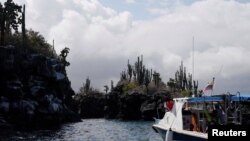 Un barco se acerca al Canal del Amor en la Isla Santa Cruz, luego de que Ecuador anunciara la expansión de una reserva marina que abarcará 198.000 kilómetros cuadrados, en las Islas Galápagos, Ecuador, el 16 de enero de 2022.