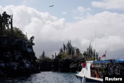 Sebuah perahu mendekati Canal del Amor di Pulau Santa Cruz, setelah Ekuador mengumumkan perluasan cagar alam laut seluas 198.000 kilometer persegi di Kepulauan Galapagos, Ekuador, 16 Januari 2022. (Foto: REUTERS/Santiago Arcos)