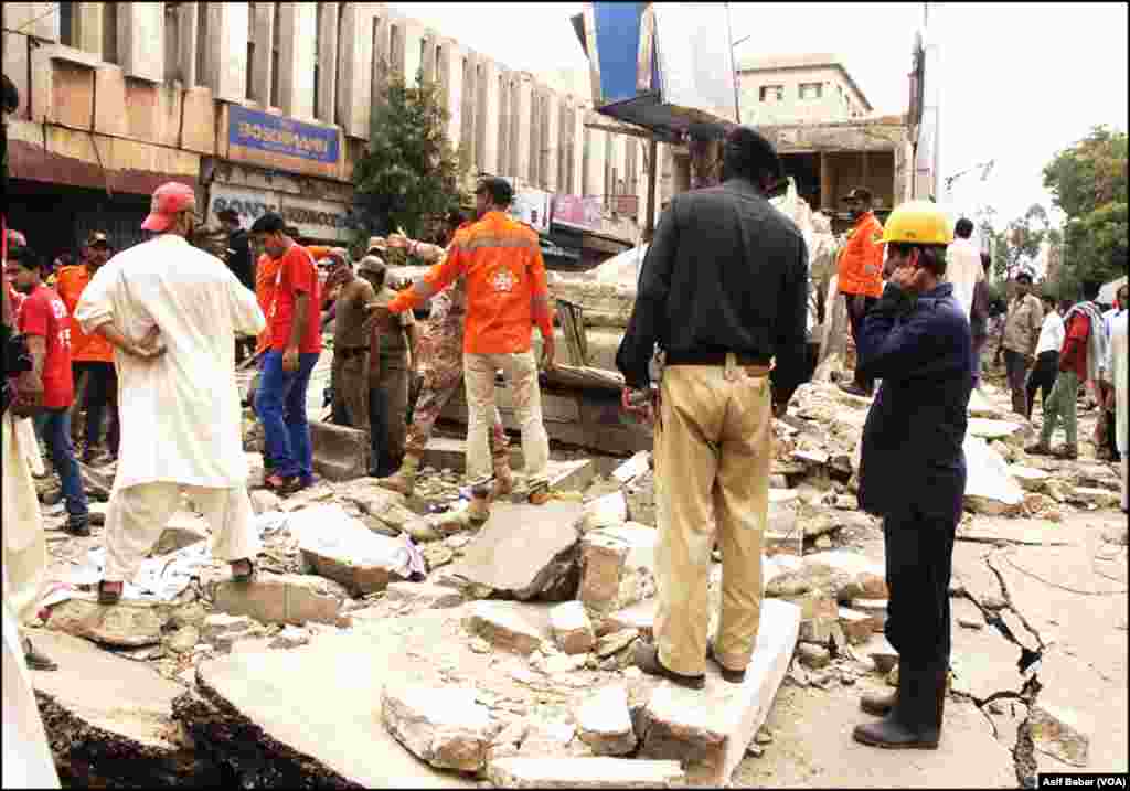 کراچی کے مصروف ترین علاقے صدر میں ایک عمارت منہدم ہونے کے بعد کا منظر۔