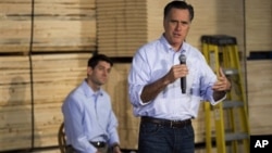 Mitt Romney en Wisconsin junto al presidente de la subcomisión de presupuesto de la Cámara, el representante Paul Ryan.