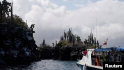 Sebuah kapal bergerak mendekati Canal del Amor di Pulau Santa Cruz, Kepulauan Galapagos, pada 16 Januari 2022. (Foto: Reuters/Santiago Arcos)