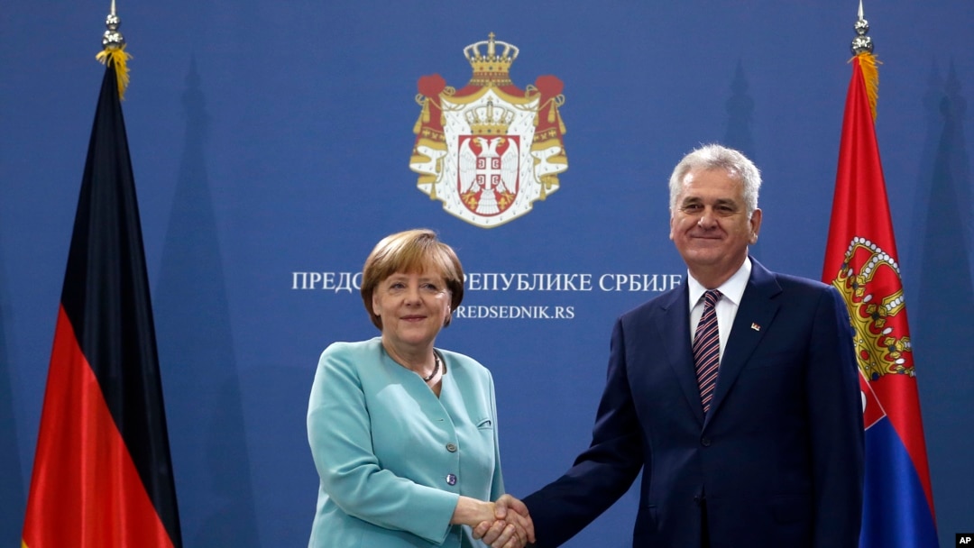 Nemačka kancelarka Angela Merkel se rukuje sa predsednikom Srbije Tomislavom Nikolićem u Beogradu, 9. jula 2015.