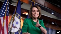 La líder demócrata de la Cámara de Representantes, Nancy Pelosi, conversa con reporteros en su conferencia de prensa semanal en el Capitolio, en Washington. Diciembre 6 de 2018.