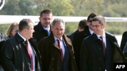 Ministar unutrašnjih poslova Srbije Ivica Dačić, ministar za vanredne situacije Rusije Sergej Šojgu i ministar spoljnih poslova Srbije Vuk Jeremić dolaze na svečanost otvaranja administrativnog dela Regionalnog humanitarnog centra, na aerodromu u Nišu