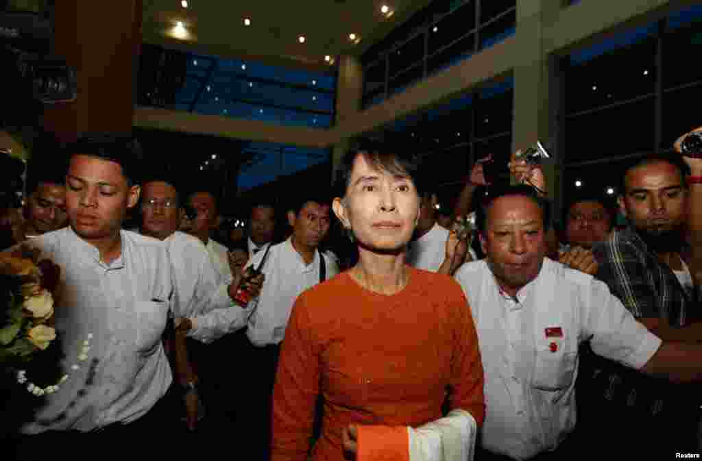 On May 29, 2012, Aung San Suu Kyi headed to Thailand for her first international trip in two decades.