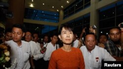 Nhà lãnh đạo dân chủ Aung San Suu Kyi đi thăm Thái Lan