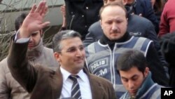 Geçen yıl 375 gün tutuklu kaldıktan sonra serbest bırakılan gazeteci Nedim Şener