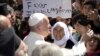 پاپ در جزیره لسبوس با پناهجویان دیدار کرد.