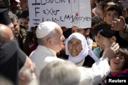 Paus Fransiskus menyapa migran dan pengungsi di kamp pengungsi Moria dekat pelabuhan Mytilene, di pulau Lesbos, Yunani (16/4).