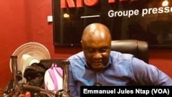 Sismondi Barlev Bidjocka dans le studio de Ris radio à Yaoundé, le 26 novembre 2019. (VOA/Emmanuel Jules Ntap)