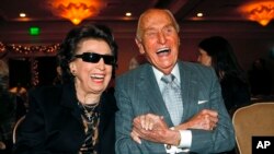 La primera esposa de Frank Sinatra, Nancy Barbato, sonríe con el productor de Paramount Pictures, A.C. Lyles, mientras asisten a la presentación de una imagen de 10 pies que se convertiría en sello postal conmemorativo de Frank Sinatra. 