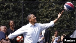 Según la campaña de Obama do spersonas podrán jugar con el presidente y las estrellas de la NBA.