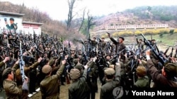 재난 4월 북한이 연일 대남 비방과 함께 대남도발을 예고한 가운데, 조선중앙통신이 보도한 평양시 보통강구역 노동적위대원들의 훈련 장면. (자료사진)