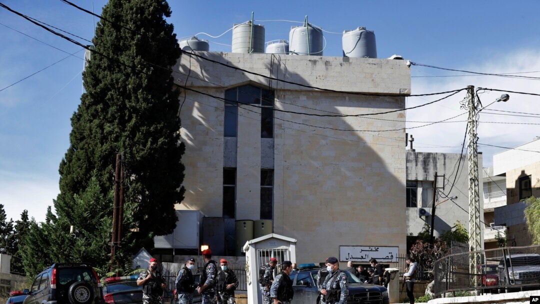 Lebanese policemen stand guard a detention center of Baabda courthouse compound in the Beirut southeastern suburb of Baabda, Lebanon, Nov. 21, 2020.