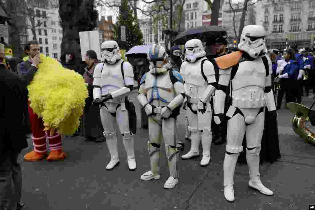 2018年1月1日在伦敦举行的元旦街头游行开始时，有人装扮成星球大战突击队，或者披着儿童动画片里的大鸟的羽毛，等待出动。元旦游行已成为一个被广泛期待的国际盛事。