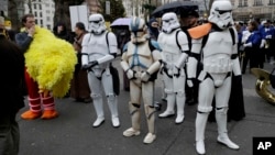 Para pengunjung mengenakan kostum prajurit stormtroopers dalam film Stars Wars stormtroopers dan Big Bird sedang menunggu parade malam Tahun Baru di London, 1 Januari 2018. 