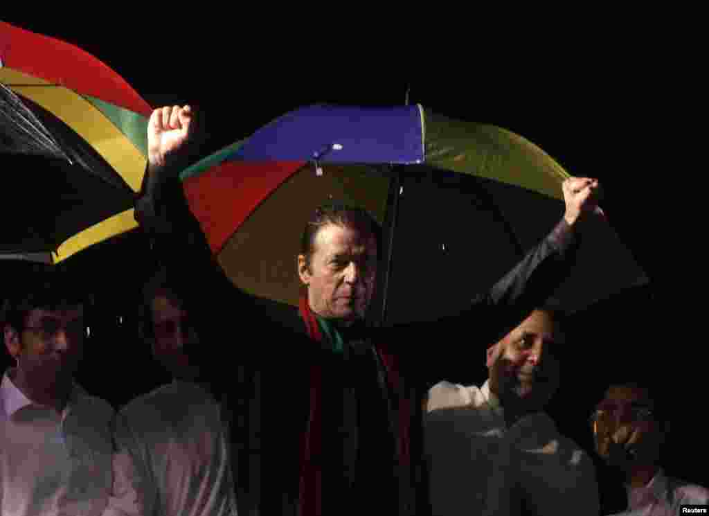 عمران خان اپنے کارکنان سے خطاب کر رہے ہیں۔