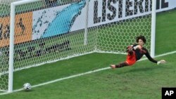 Kiper Meksiko Guillermo Ochoa yang bermain gemilang selama pertandingan, gagal menyelamatkan tendangan penalti oleh pemain Belanda Klaas-Jan Huntelaar pada menit ke-91 di Brazil, Minggu (29/6). 