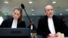 Сабін тен Дошхат і Будевейн ван Ейк, адвокати підозрюваного росіянина Олега Пулатова на суді в Нідерландах 9 березня 2020 року