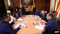 Le président nigérien Mahamadou Issoufou en réunion avec le président Emmanuel Macron, à Paris, le 13 novembre 2017.