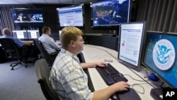 El secretario de Defensa de Estados Unidos, Leon Panetta, manifestó su preocupación por un ciberataque simultáneo con un ataque físico a instalaciones críticas en Estados Unidos.