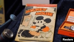 Alat tulis bergambar Mickey Mouse dari 1930 dipamerkan dalam sebuah pameran di Simi Valley, California, 28 Juni 2012.