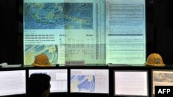 Seorang petugas bekerja di ruang pusat pemantau gempa dan peringatan dini tsunami Badan Meteorologi, Klimatologi, dan Geofisika (BMKG), 9 September 2014. (Foto: AFP/Adek Berry)