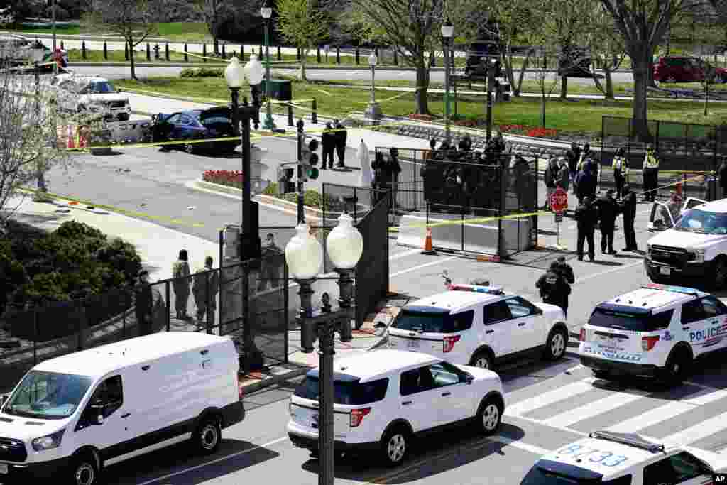 미국 워싱턴 연방 의사당 입구 바리케이드를 들이받은 차량 주변을 경찰이 통제하고 있다. 칼을 소지한 운전사와 의사당 경찰관 1명이 숨졌다.