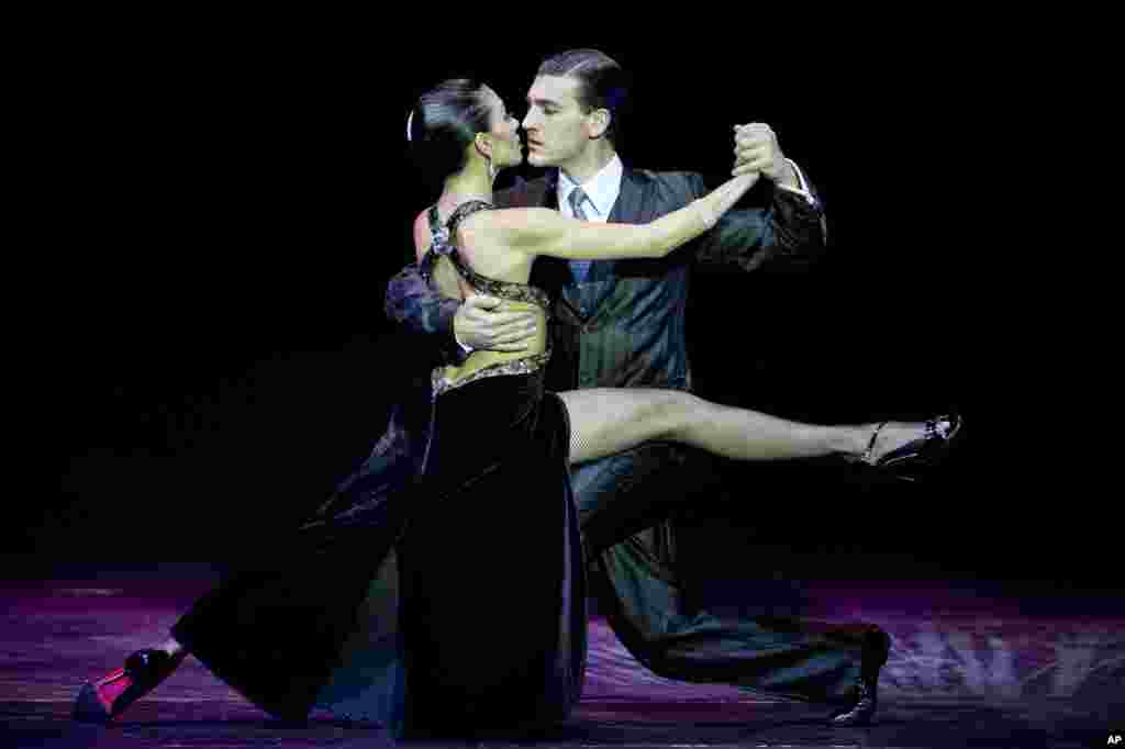 Vũ công Guido Palacios (phải) và Florencia Castilla, từ Argentina, giành giải quán quân cuộc thi Cúp Khiêu vũ Tango Thế giới ở Buenos Aires, Argentina, ngày 27 tháng 8, 2013.