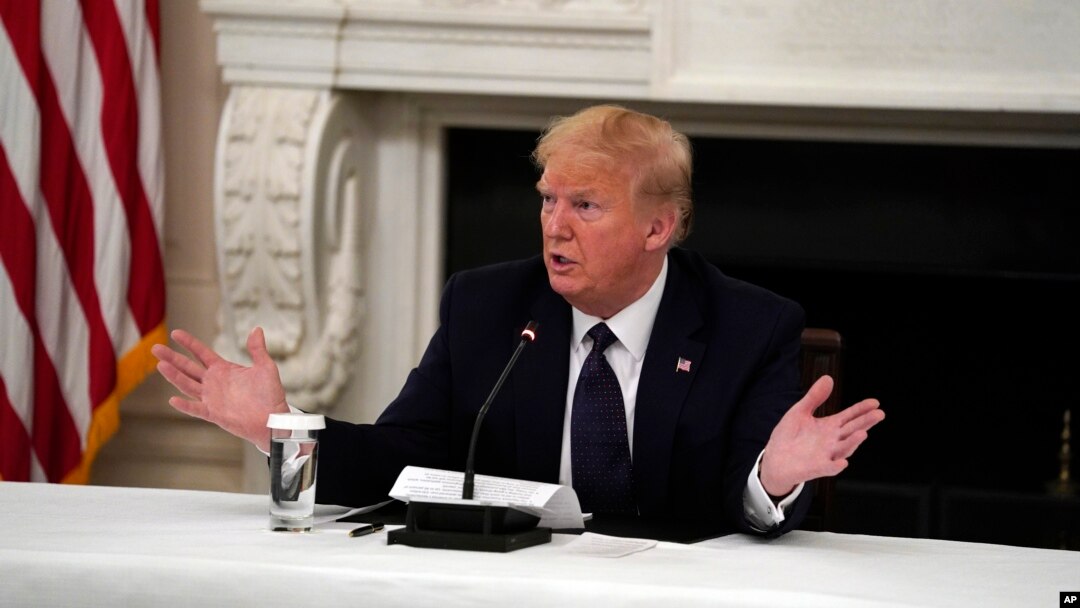 ARHIVA - Predsednik SAD Donald Tramp tokom obraćanja novinarima u Beloj kući, 18. maja 2020. (Foto: AP)
