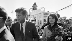 1963年11月22日的照片显示肯尼迪总统和夫人抵达达拉斯机场。不久后，肯尼迪总统被暗杀。