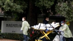 Un paciente es evacuado del Centro de Rehabilitación y Enfermería Magnolia en Riverside, California, el miércoles 8 de abril de 2020.