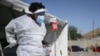 ARHIVA - Zdravstveni radnici ispred objekta za testiranje u El Pasu, u Teksasu (Foto: AP/Briana Sanchez/The El Paso Times)