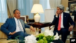 Menlu AS John Kerry (kanan) mengadakan pembicaraan dengan Menlu Rusia Sergei Lavrov, di Paris hari Senin (27/5). 