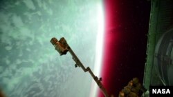 ນັກ​ບິນ​ອະ​ວະ​ກາດ NASA ຂອງ ສະຫະລັດ ທ່ານ Scott Kelly ​ກໍໄດ້​ຖ່າຍ​ພາ​ບຂອງ​ເຫດການດ້ວຍ​ກ້ອງ​ຖ່າຍຮູບ ໃນ​ຂະນະ​ທີ່​ທ່ານກຳລັງ​ປະຕິບັດ​ໜ້າ​ທີ່ຢູ່​ເທິງ​ສະຖານີ​ ອະ​ວະ​ກາດ ນານາ​ຊາດ. 23 ມິຖຸນາ 2015