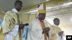 Dom Dionisio Hisilenapo (centro), novo Bispo do Namibe