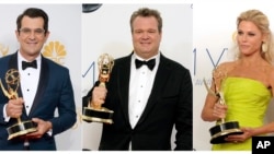Esta combinación de fotos muestra a los premiados miembros del reparto de "Modern Family", de izquierda a derecha, Ty Burrell con el Emmy que ganó por mejor actor de reparto en una serie de comedia en Los Ángeles el 25 de agosto de 2014.