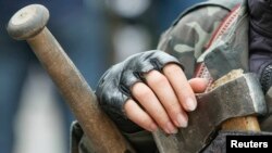 Perempuan anggota unit pertahanan diri "Maidan" berjaga-jaga di depan gedung pemerintah Ukraina di Kyiv (15/4). (Reuters/Valentyn Ogirenko)