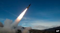 Un misil estadounidense es disparado en unos ejercicios militares en White Sands Missile Range, Nuevo México, el 14 de diciembre del 2021. Foto suministrada por el Ejército de EEUU.